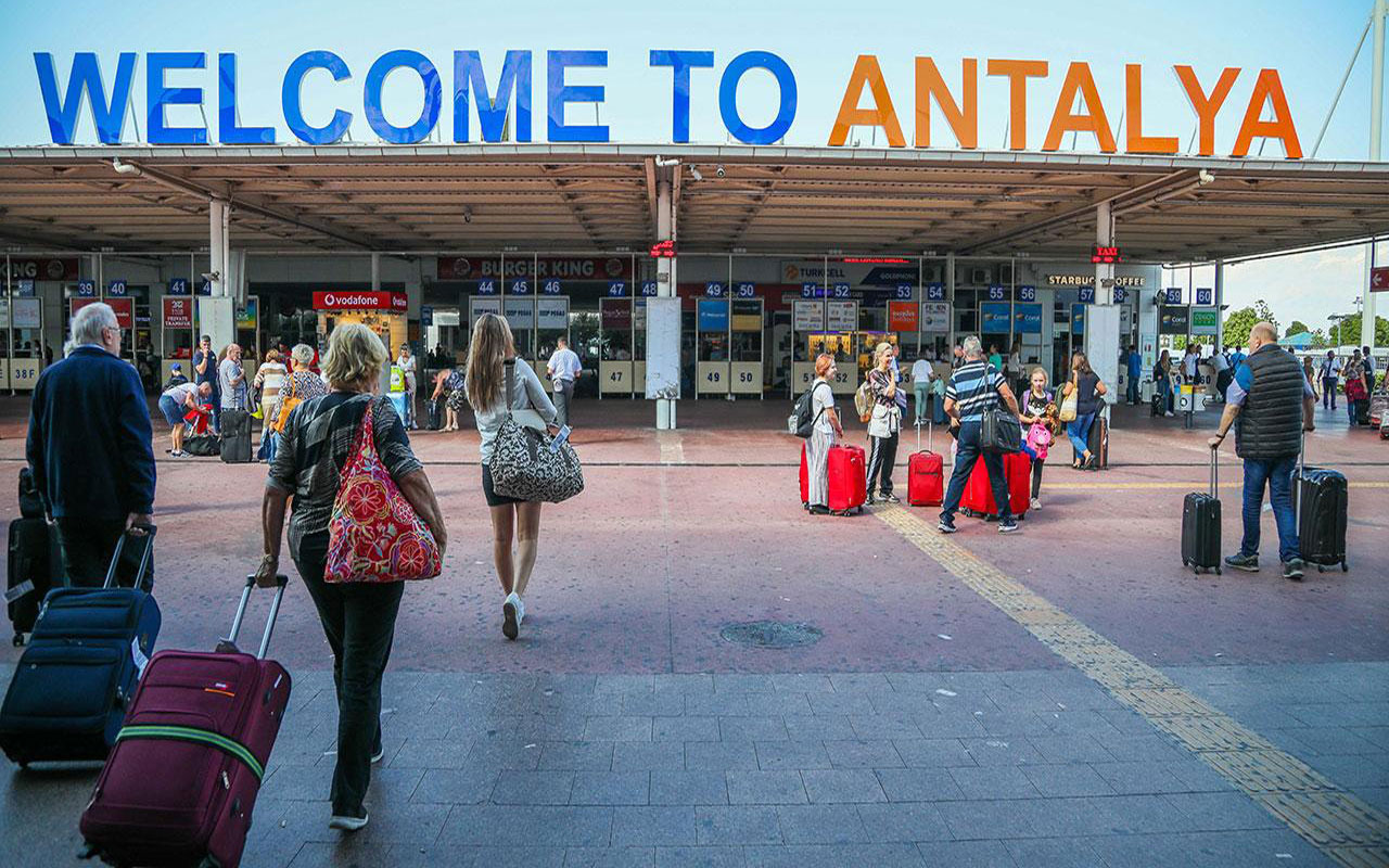 Antalya Havalimanı’nda 6 ayda 14.5 milyon yolcu trafiği