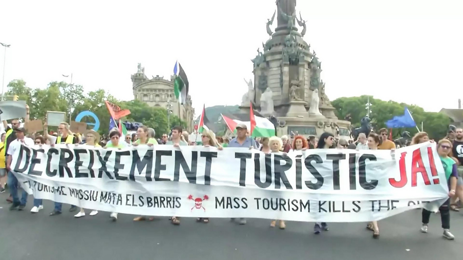 Barcelona’da Binlerce kişi aşırı turizmi protesto etti