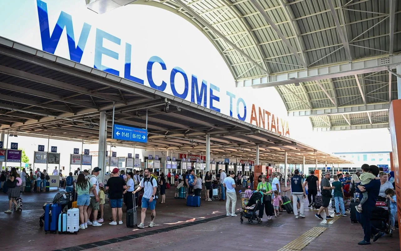 Antalya’ya turist akını: 5 günde yarım milyon kişi geldi