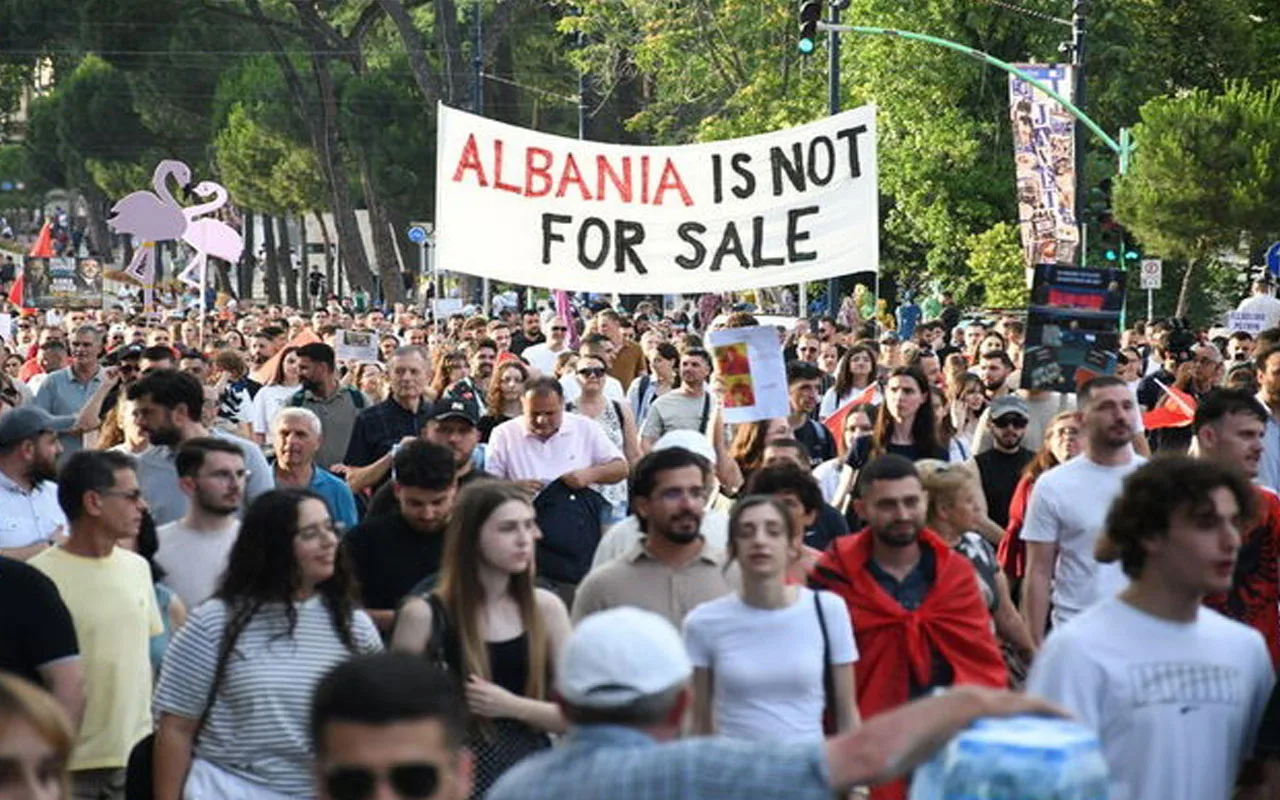 Arnavutluk’ta turizm projesine karşı protestolar 15. gününde