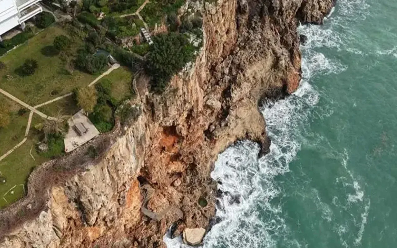 Dünyada tek olan Antalya Tufa Kıyı Falezleri tehlike altında