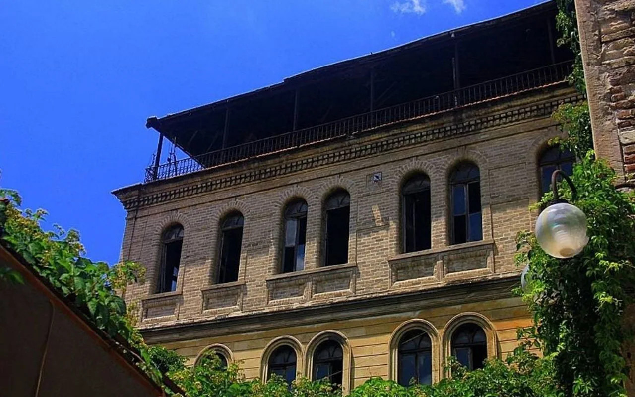 Güvenli kasalarıyla ünlenen tarihi otel yeniden hayat buluyor