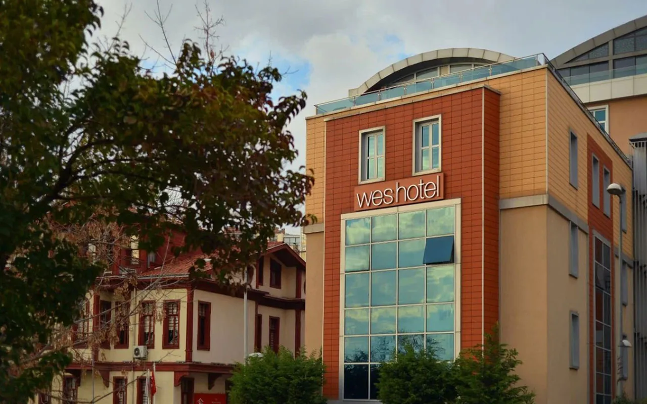 Saat Kulesi’nin yanındaki simge otel 450 milyon TL’ye satışta