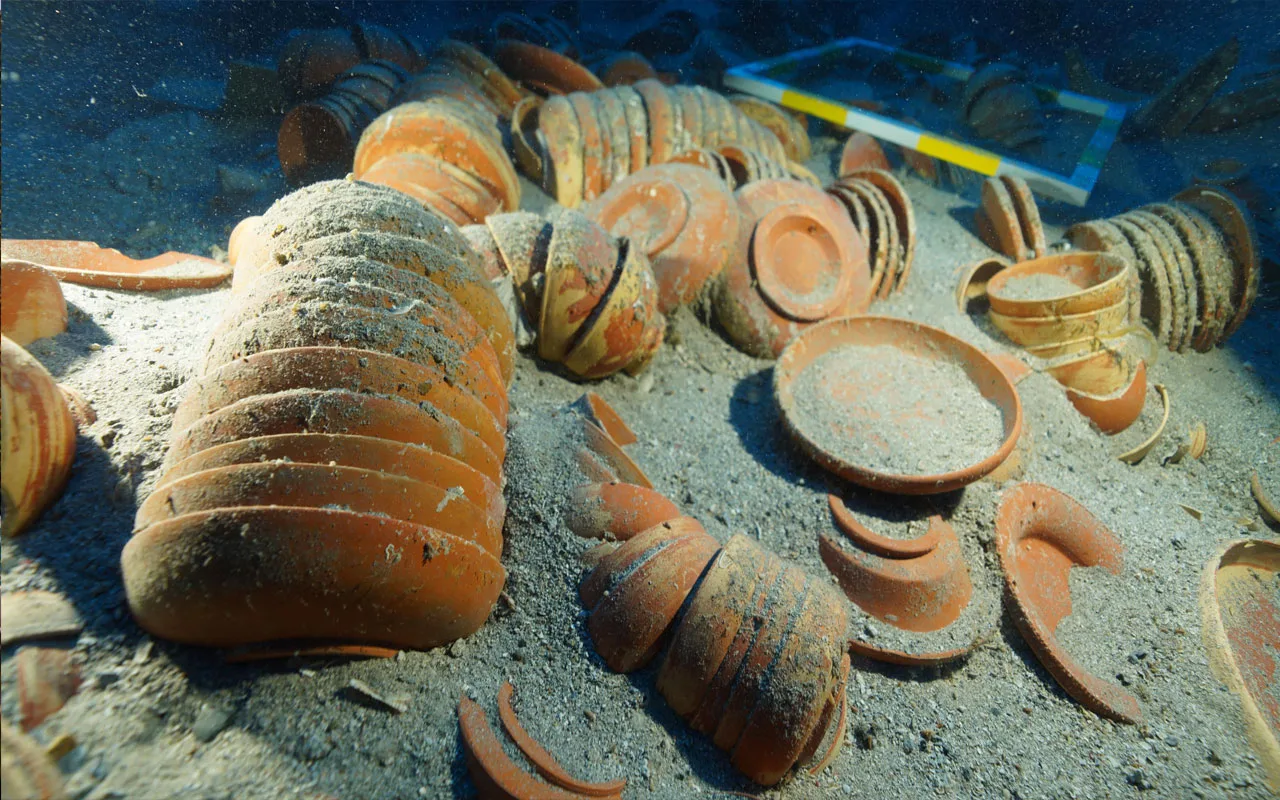 Akdeniz’in derinliklerinde 2.100 yıllık sofra takımı: Sır kilde saklı