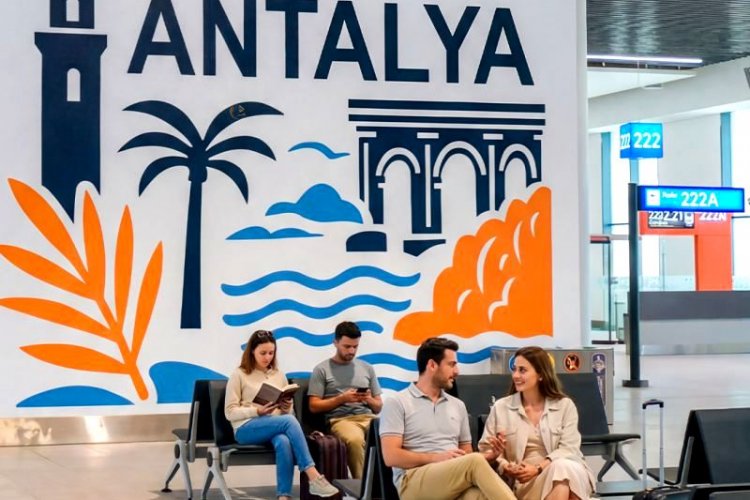 ANTALYA HAVALİMANI’NDA ŞEHRİN RUHUNU YANSITAN ÖZEL KARŞILAMA