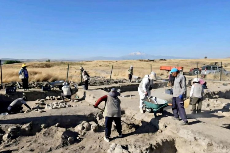 KÜLTEPE’DE 78 YILLIK KAZI TARİHİNDE BİR İLK: HELENİSTİK DÖNEME AİT MOZAİKLİ YAPI GÜN YÜZÜNE ÇIKARILDI