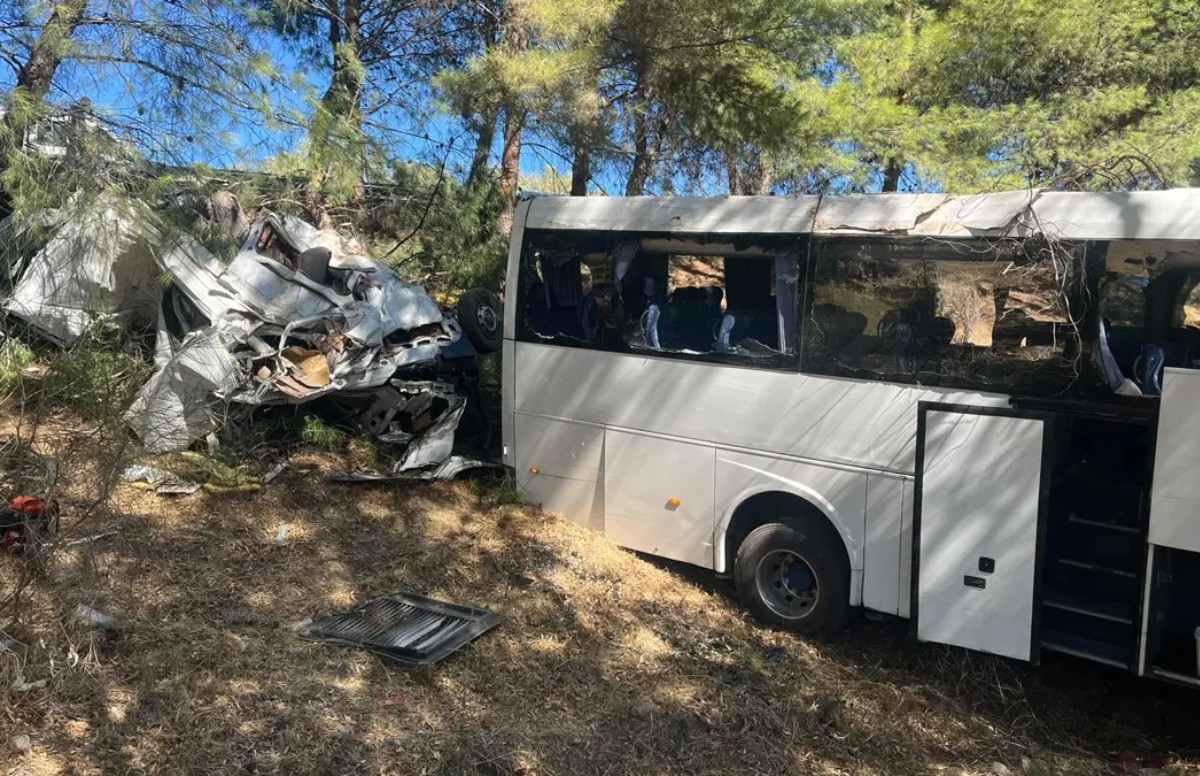 Turist otobüsü şarampole yuvarlandı... 2 ölü, 9 yaralı