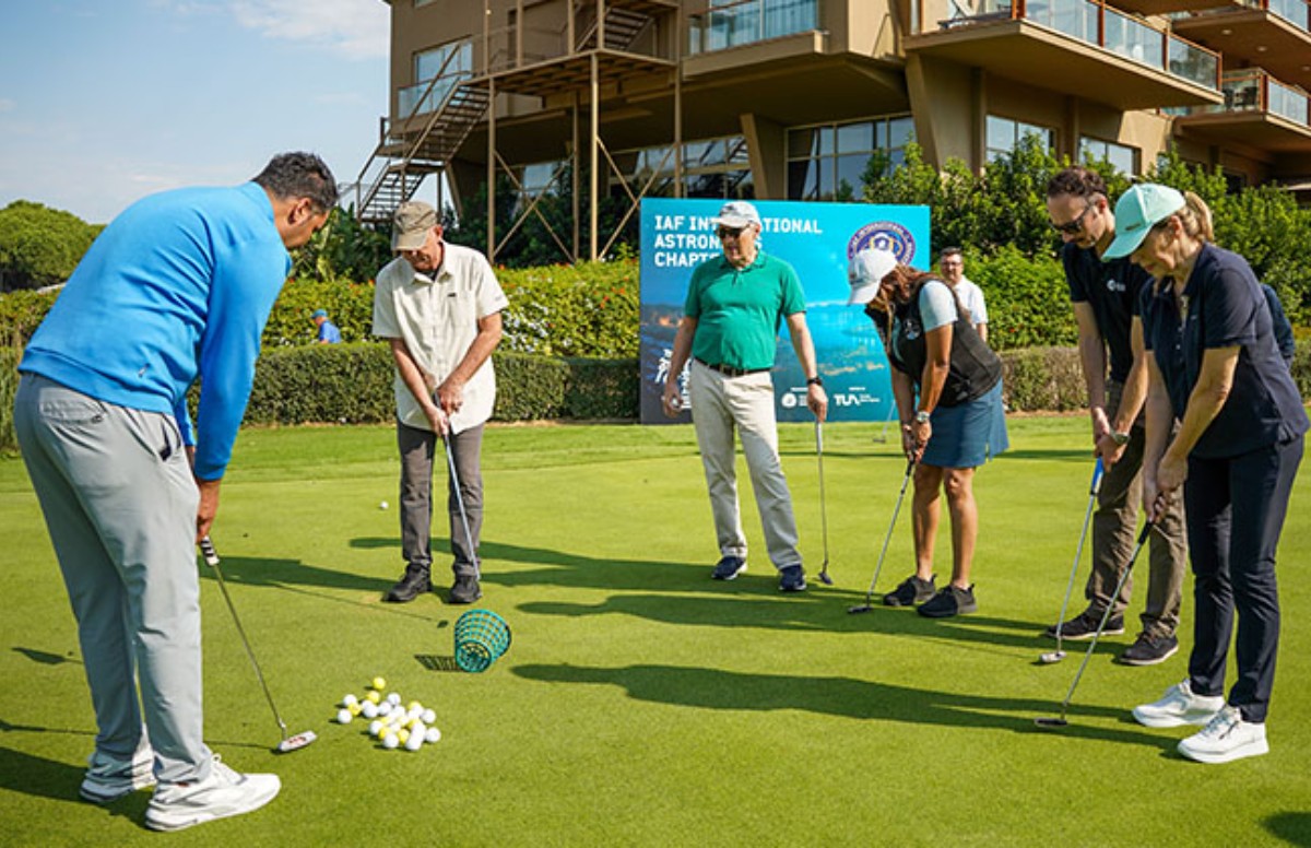 Astronotlar Belek'in tanıtımı için golf oynadı