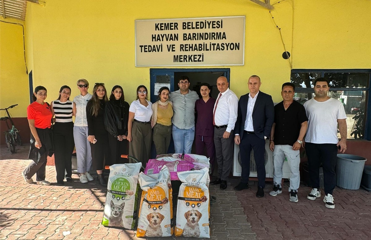 Crystal Otel Grubu’ndan Kemer’deki can dostlarına mama desteği