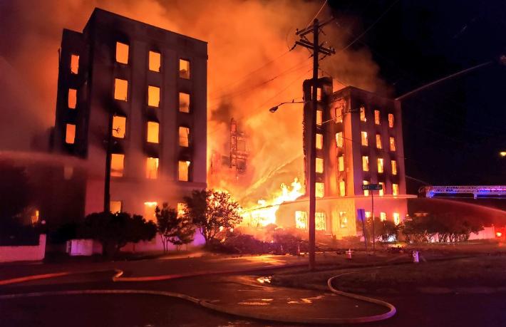 115 yıllık otel yangında kül oldu