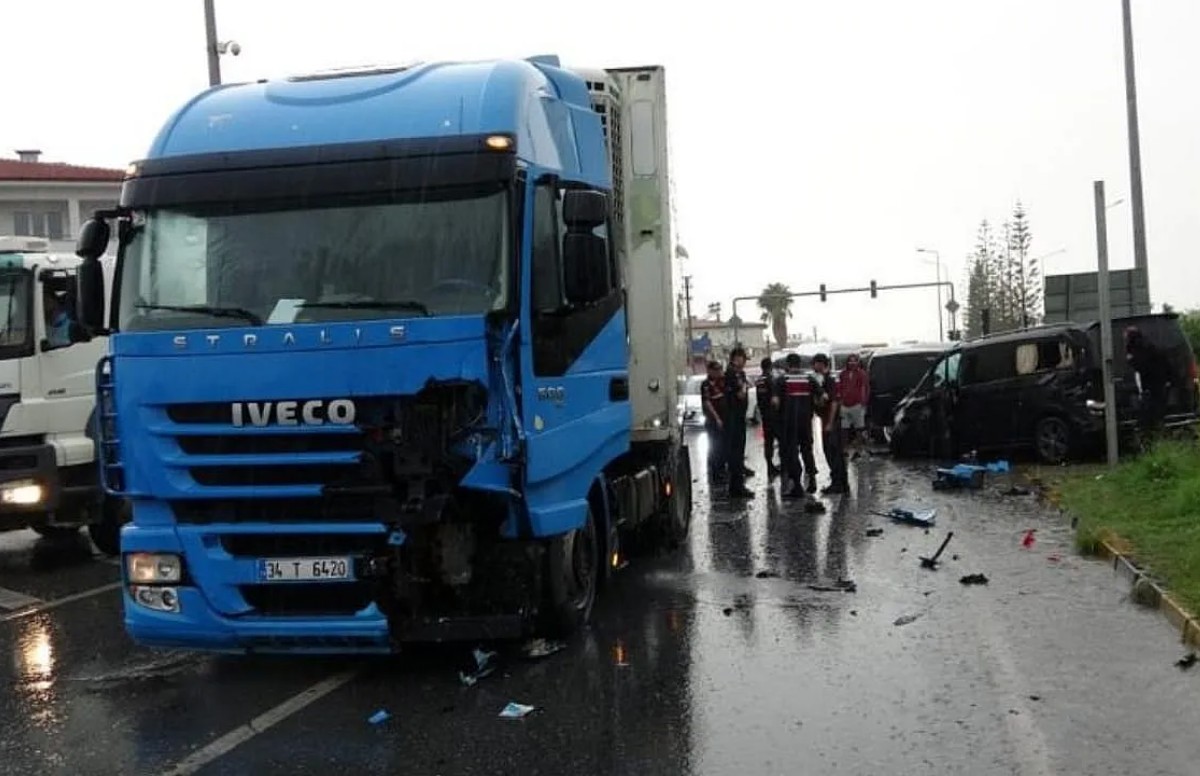 Kırmızı ışık ihlali yapan tır VİP tur araçlarına çarptı: 2'si turist 3 yaralı