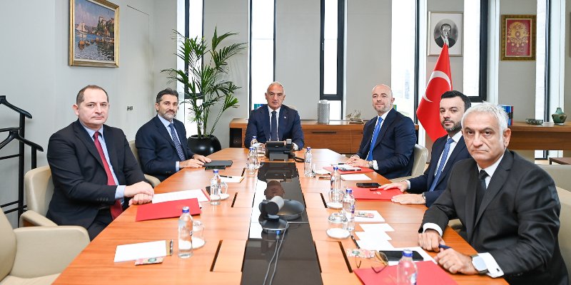 Bakan Ersoy ve THY Yönetimi Turizm İçin Yeni Pazarları ve Uçuş Noktalarını Görüştü