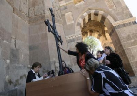 Ziyaretçi akınına uğrayan Van 5 bin Ermeni'yi ağırladı