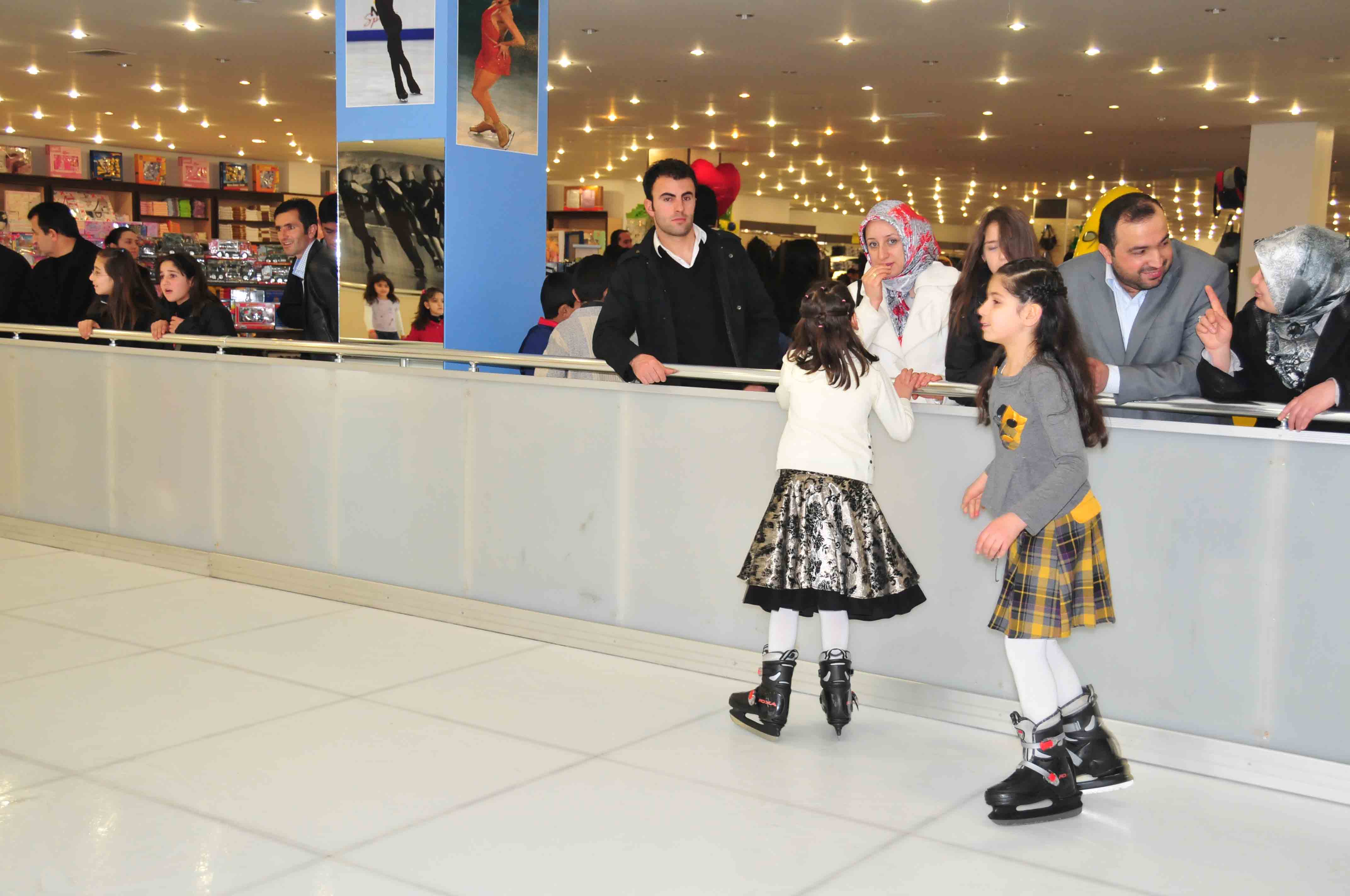 Van'da ilk kez buz pateni pisti açıldı
