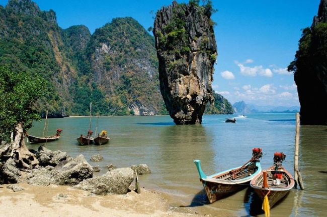 Tayland'da turizmi 'kırmızı gömlekliler' vurdu