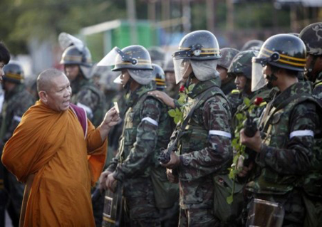 Bangkok'ta çatışmalar turistik otellere sıçradı