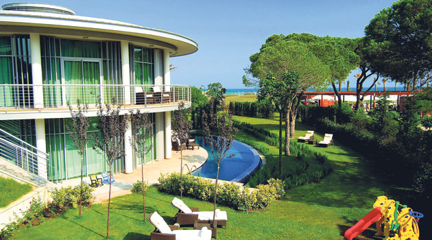 Zengin turistler Antalya'ya akın etti, lüks villalarda yer kalmadı