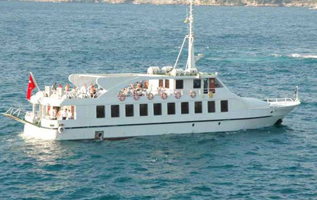 100 turist taşıyan Türk feribotuna Yunanistan el koydu