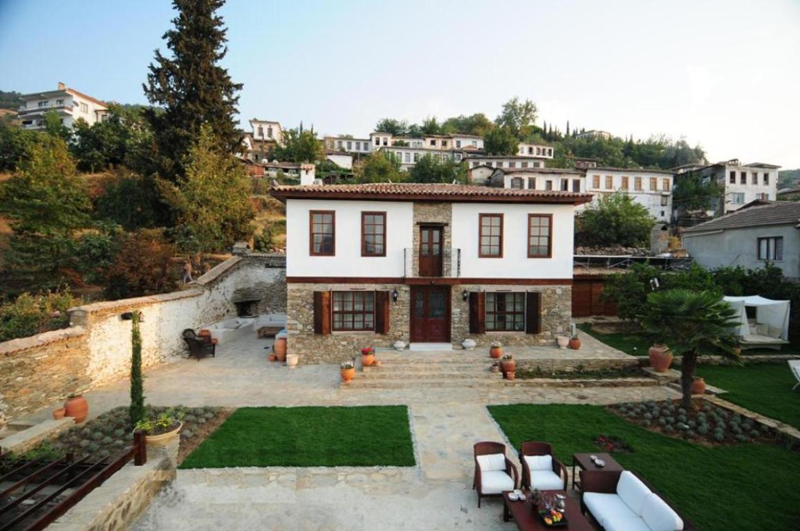 Güllü Konakları'nda bir dilek ve bir gül yeter