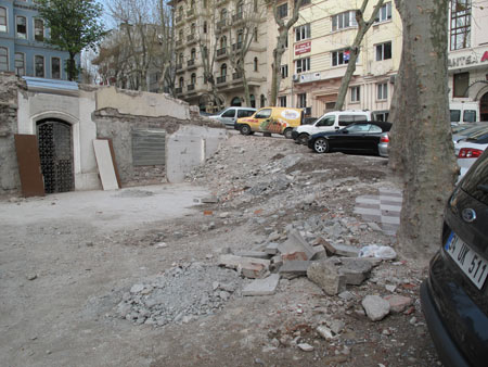 Sultanahmet'teki molozlar, turizmcileri zora soktu