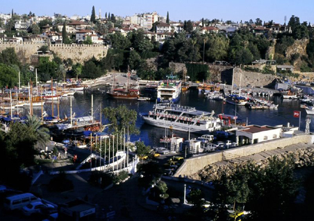 Mevlüt Yeni kanayan yara Kaleiçi’ni yazdı