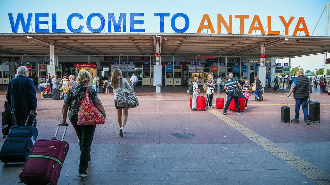 Antalya Havalimanı 9 ayda 30 milyondan fazla yolcu ağırladı