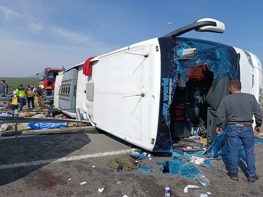 Manisa’da korkunç kaza! Tur otobüsü ile çekici çarpıştı