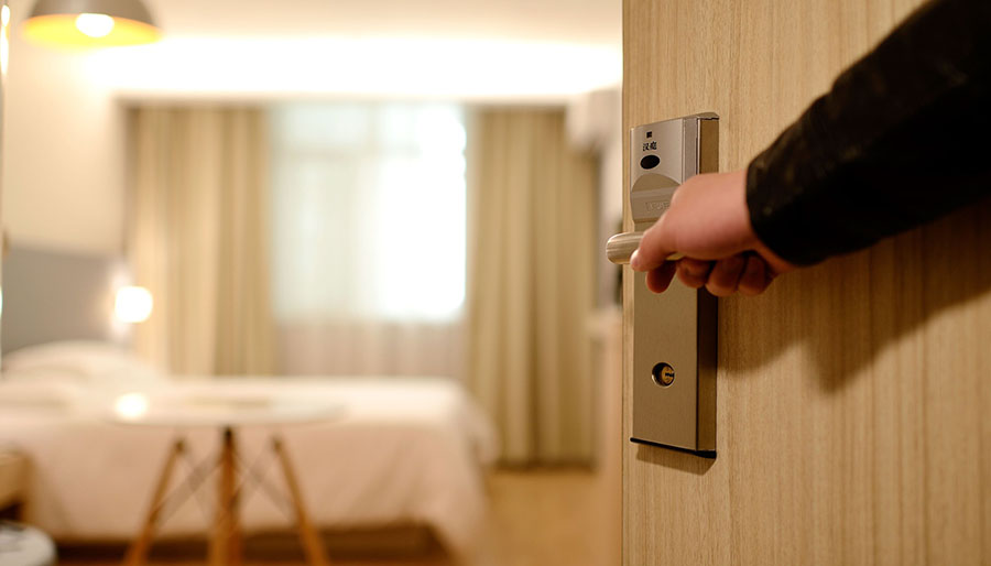 Yüzlerce otel depremzedeler için kapılarını açtı