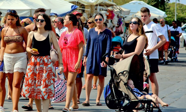 Zor sezona karşın Bodrum sokakları hareketliliğini koruyor
