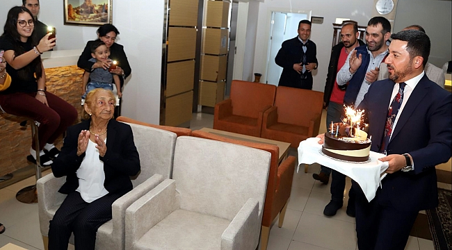 113 yaşındaki turiste başkandan doğum günü sürprizi