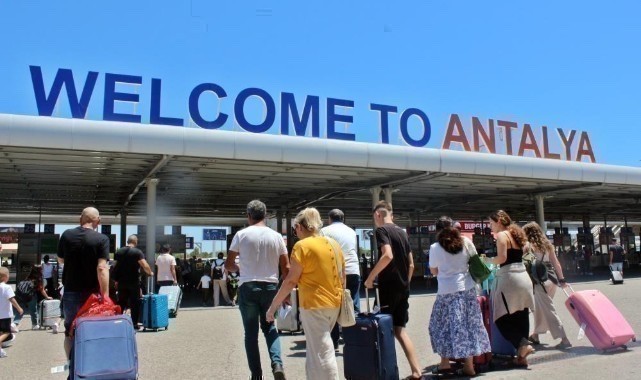Antalya 9 ayda yüzde 5 turist kaybetti