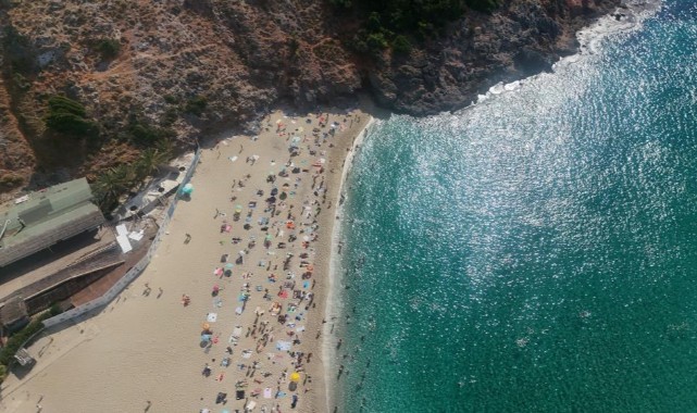 Antalya plajlarında ekim ayında yazdan kalma günler