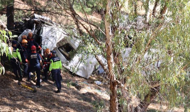 Tur otobüsü ile midibüs çarpıştı: 2 ölü, 9 yaralı