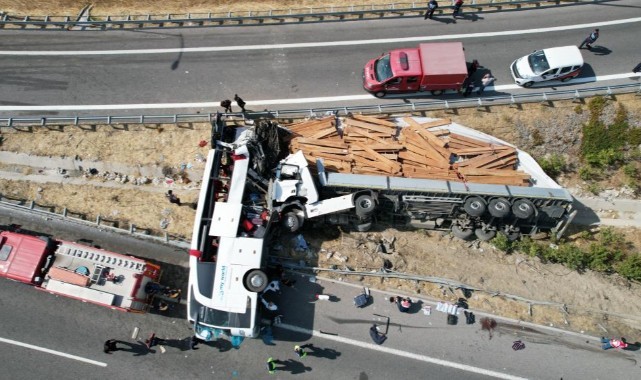 Tur otobüsü TIR'la çarpıştı: 11 ölü, 27 yaralı