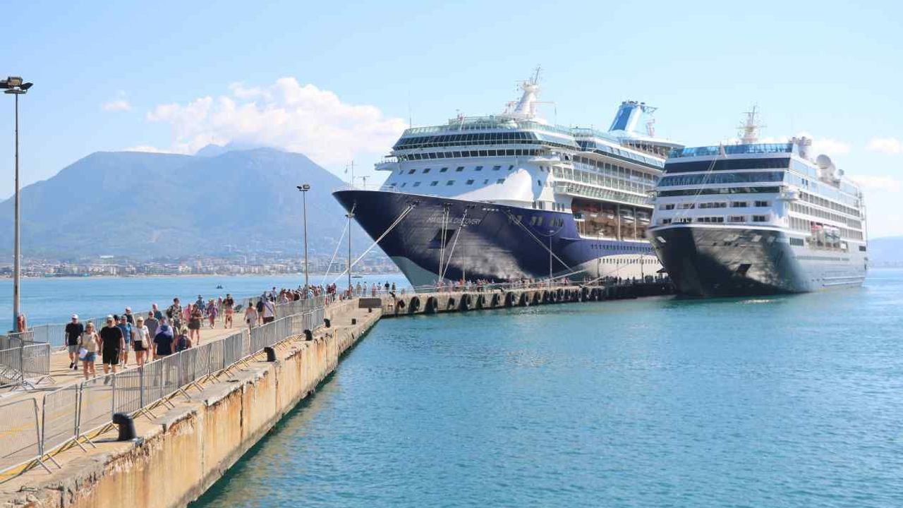 Alanya Limanı’na çifte kruvaziyer sürprizi! 2 bin 400 turist bir günde ilçeye akın etti