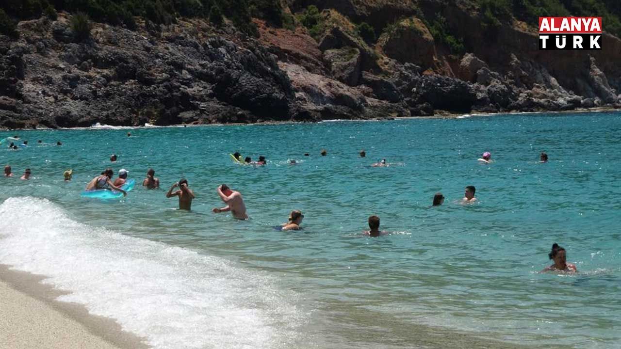 Kleopatra Plajı turistlerle doldu taştı