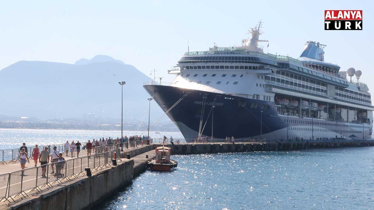İngiliz turistler kruvaziyerle Alanya’ya geldi
