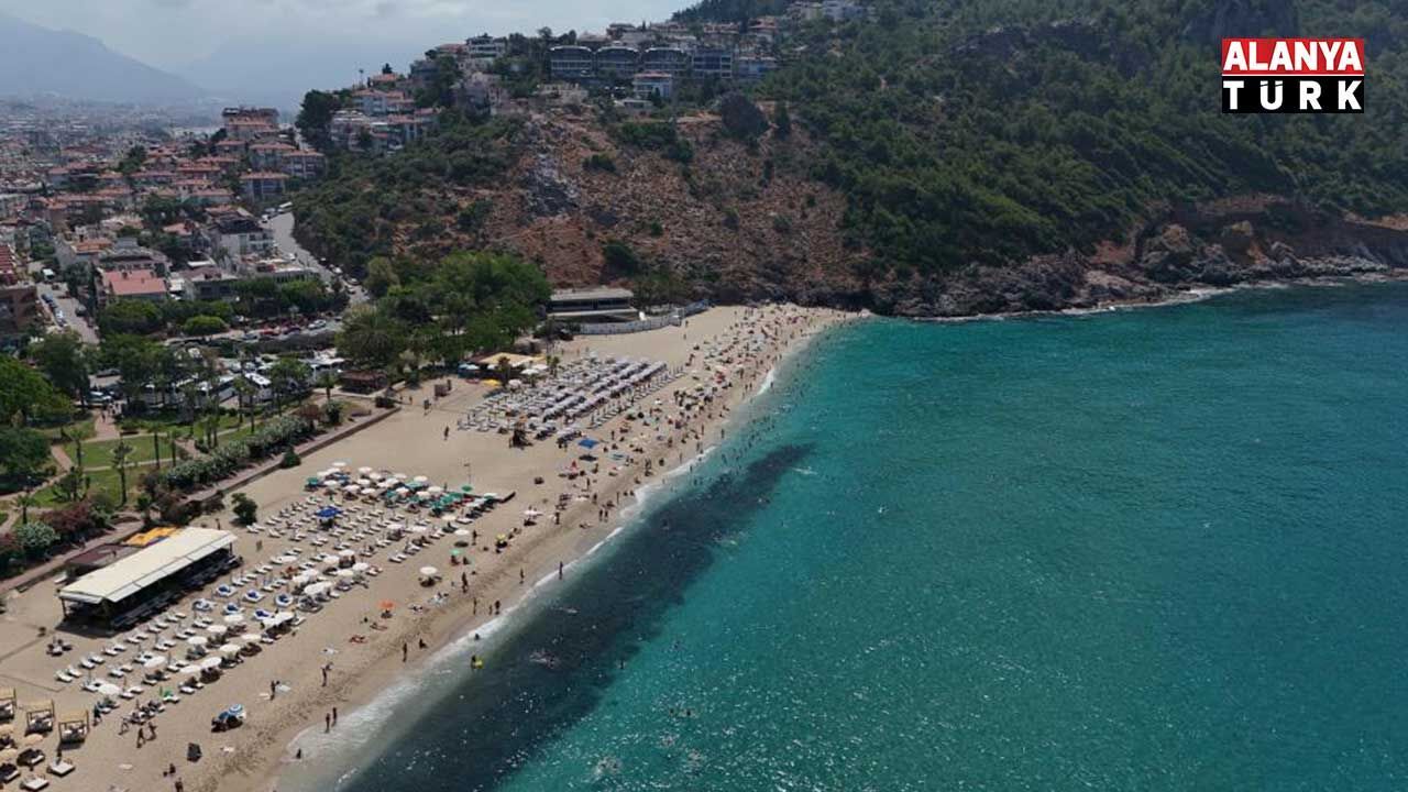 Alanya’da turistler denize koştu