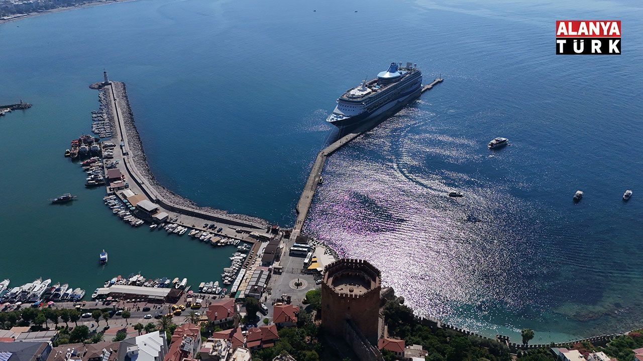 Lüks kruvaziyer bin 807 turist ile Alanya iskelesine demir attı