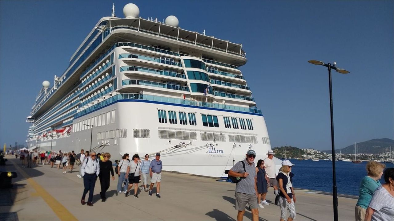 Bodrum Limanı’na dev kruvaziyer: 1142 turist şehri gezdi