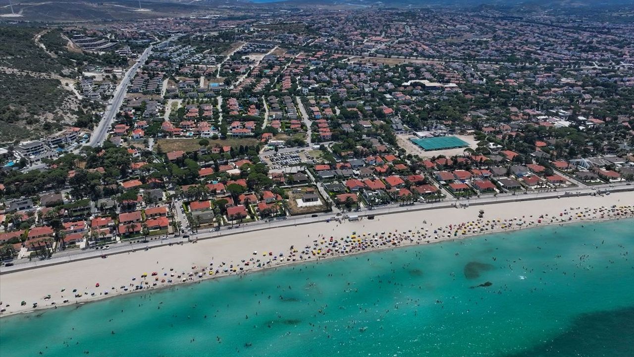 Çeşme'de plajlar doldu: Tatilciler serinliği denizde buldu