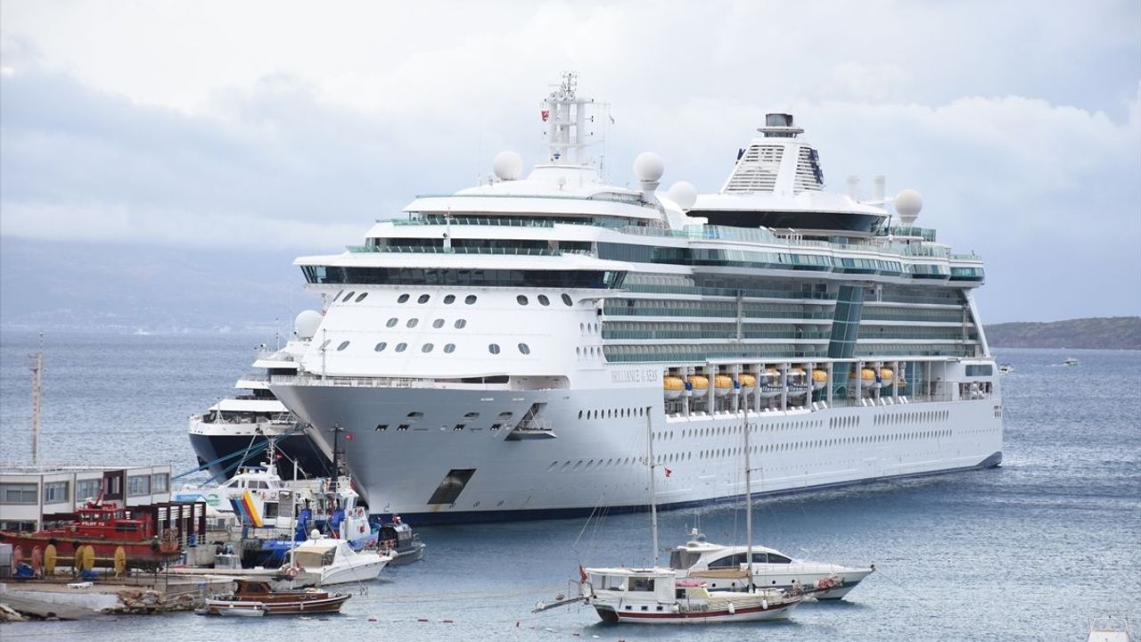 Bodrum Limanı'na kruvaziyerlerle turist akını