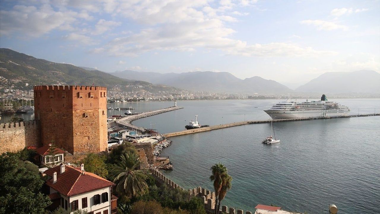 Alanya limanları 2024’ü mumla arıyor