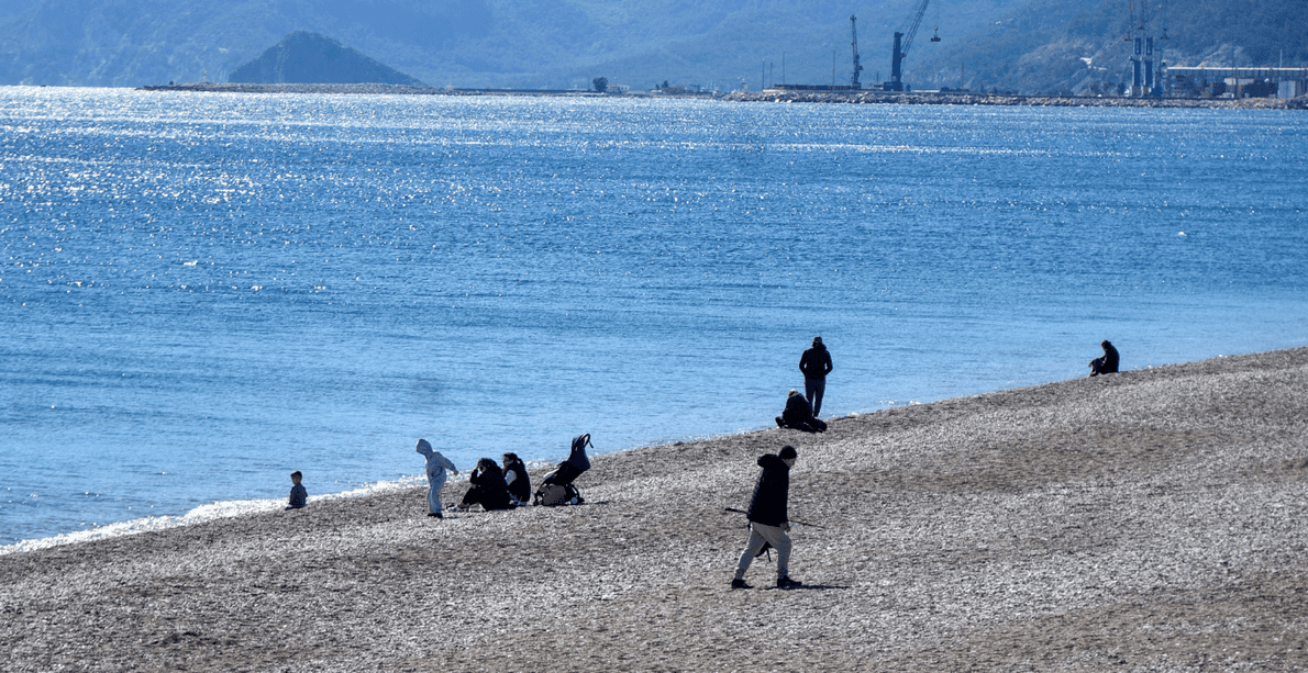 YURTTA KAR YAĞIŞI ANTALYA’DA GÜNEŞ