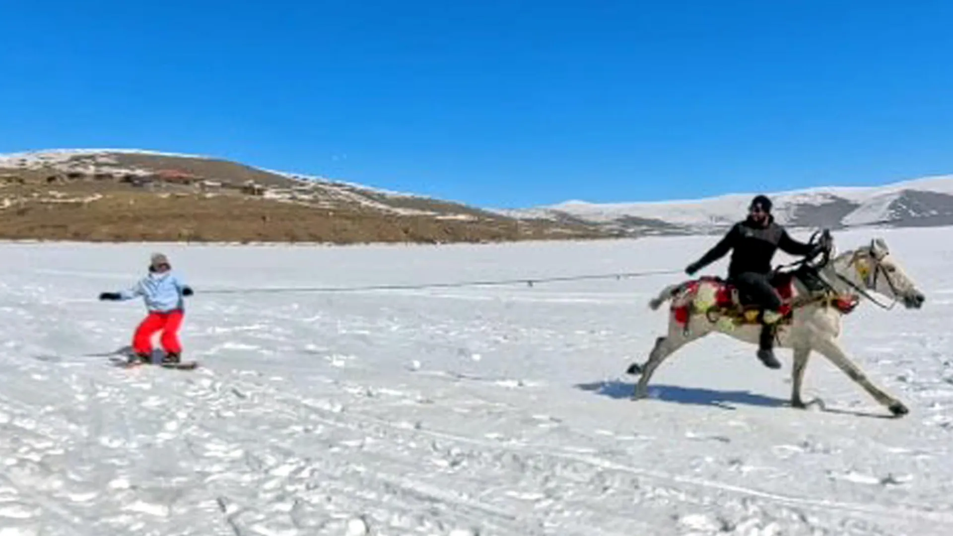 YÜZEYİ BUZ TUTAN ÇILDIR GÖLÜ’NDE DÖRTNALA SNOWBOARD