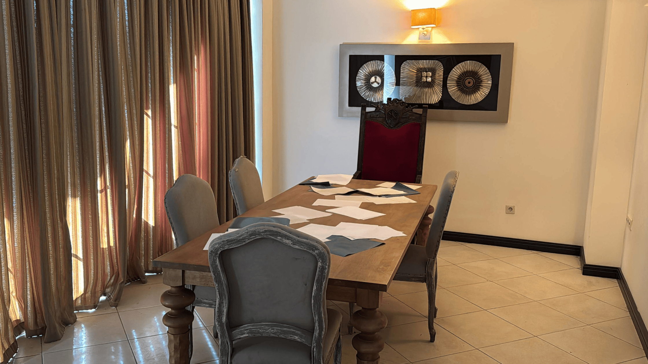 DARBECİLERİN BASTIĞI OTEL ODALARINDA ÇATIŞMANIN İZLERİ KORUNUYOR
