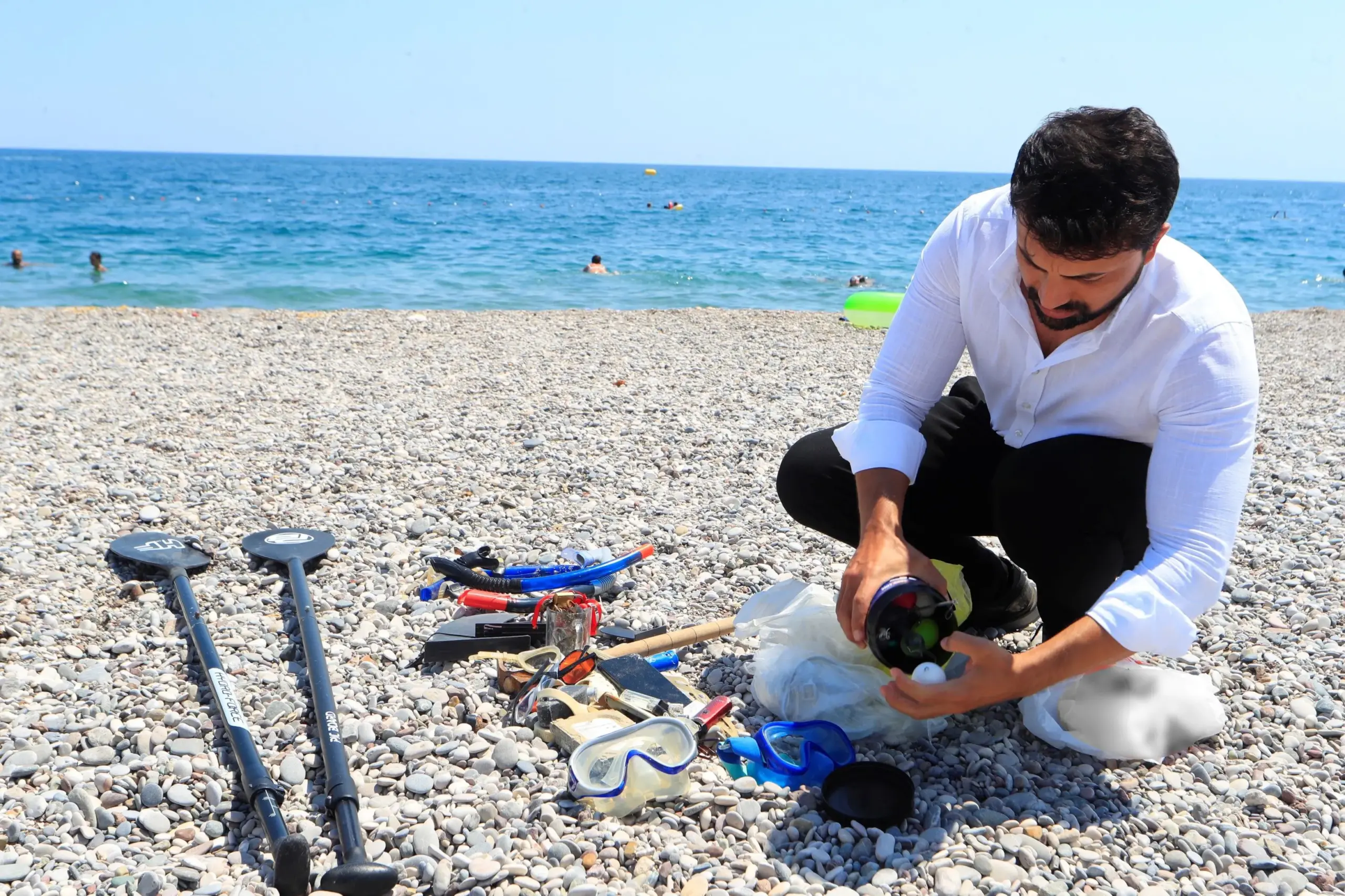 ANTALYA’DA DENİZDEN ÇIKARDIĞI DEĞERLİ EŞYALARI SOKAK HAYVANLARI İÇİN KULLANIYOR