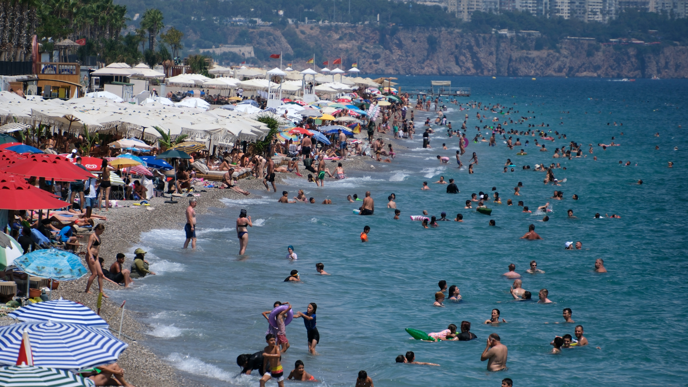 ANTALYA’DA KAVURUCU SICAK VE YÜKSEK NEM: KONYAALTI SAHİLİ DOLUP TAŞTI