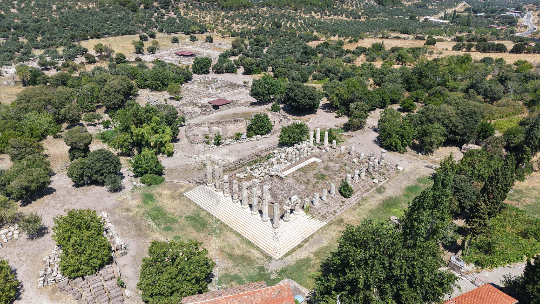 APOLLON SMINTHEUS KUTSAL ALANI’NDA TARİHİ KEŞİF: BATI HAMAMI’NIN SOĞUK SU HAVUZLARI VE SOYUNMA MEKANI GÜN YÜZÜNE ÇIKARILIYOR