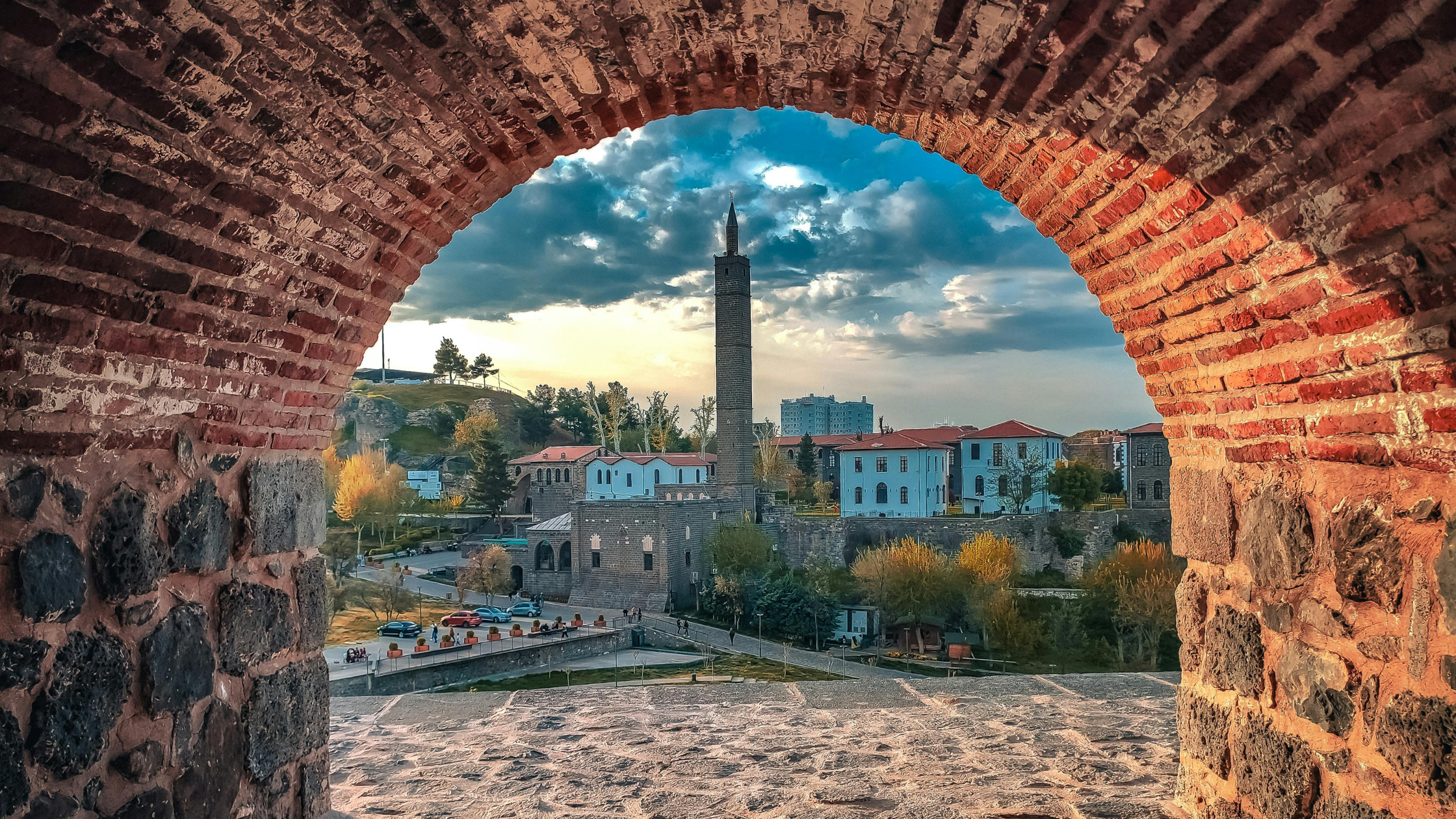 “BURASI ADETA AÇIK HAVA MÜZESİ”: DİYARBAKIR’A GELEN TURİST SAYISI 1 MİLYONU AŞTI